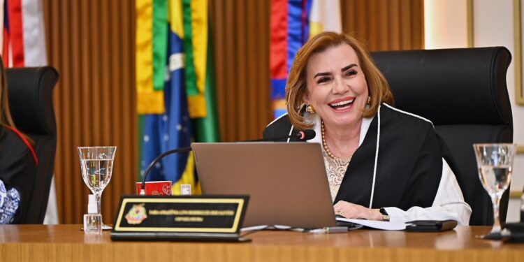 Conselheira Yara Amazônia Lins é reeleita presidente do TCE-AM para o biênio 2026-2027