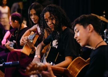 Academia de música encanta a Zona Leste com concerto gratuito de violões e violinos