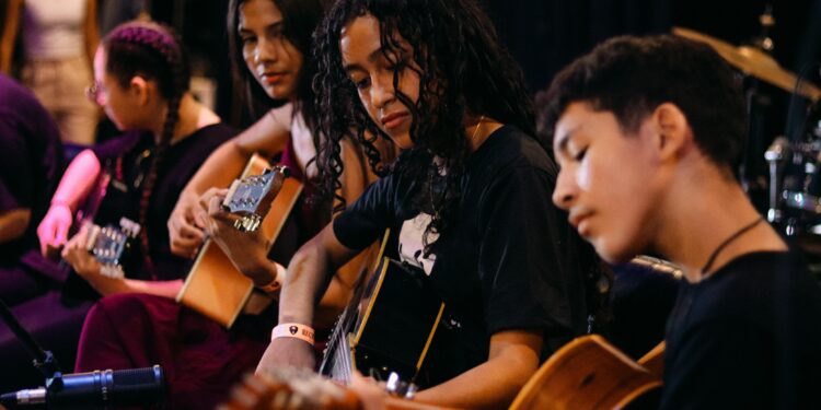 Academia de música encanta a Zona Leste com concerto gratuito de violões e violinos