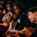 Academia de música encanta a Zona Leste com concerto gratuito de violões e violinos