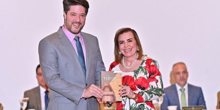 TCE-AM lança revista científica com foco na fiscalização e controle externo