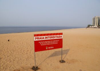 Com rio Negro abaixo de 15 metros, Prefeitura de Manaus reforça proibição para banho na praia da Ponta Negra