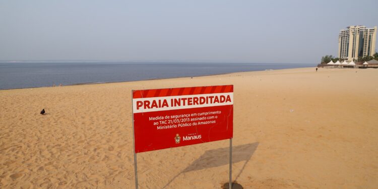 Com rio Negro abaixo de 15 metros, Prefeitura de Manaus reforça proibição para banho na praia da Ponta Negra