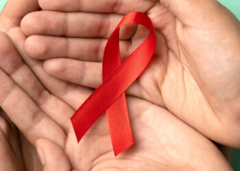 Dezembro Vermelho: testes rápidos em farmácias auxiliam diagnóstico precoce de ISTs