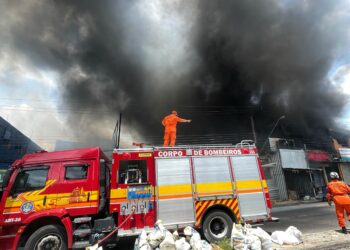 Incêndio de grande proporção atinge área comercial em Manaus