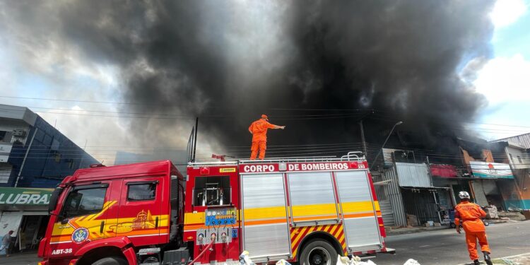 Incêndio de grande proporção atinge área comercial em Manaus