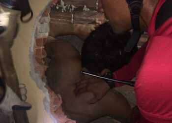 Bombeiros resgatam homem preso entre paredes de duas casas no Lírio do Vale
