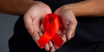 Dezembro Vermelho: entenda por que o sexo seguro ainda deve ser priorizado  
