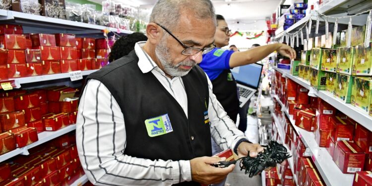 Natal Seguro: Ipem-AM apreende produtos irregulares e reprova marca de panetone comercializado em Manaus e Região Metropolitana