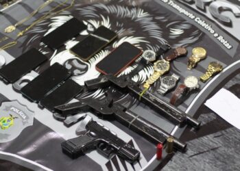 Polícia prende oito envolvidos em roubos a ônibus e apreendem armas, celular e joias