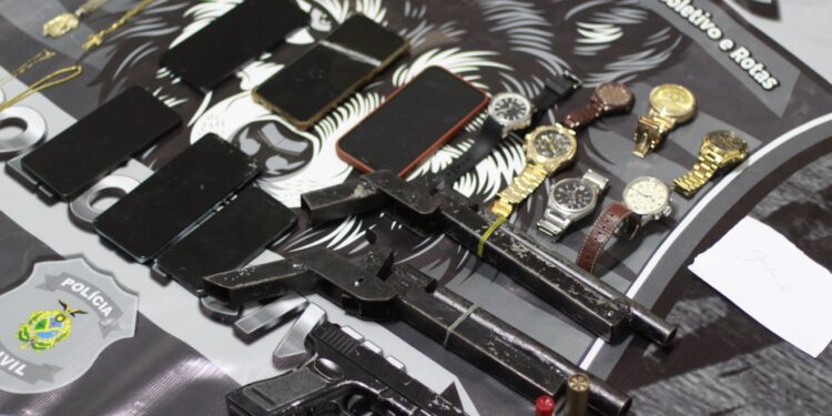 Polícia prende oito envolvidos em roubos a ônibus e apreendem armas, celular e joias