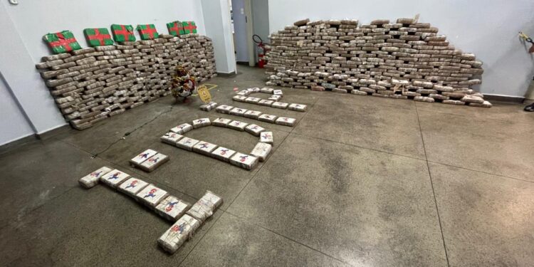 Polícia prende ‘Colombiano’ e mais dois e apreende mais de meia tonelada de drogas em Manaus