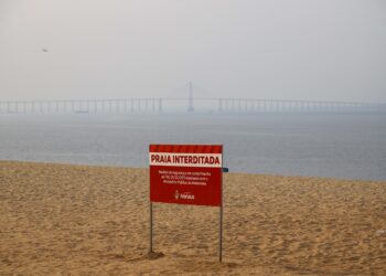 Praia da Ponta Negra permanece interditada pela Prefeitura de Manaus