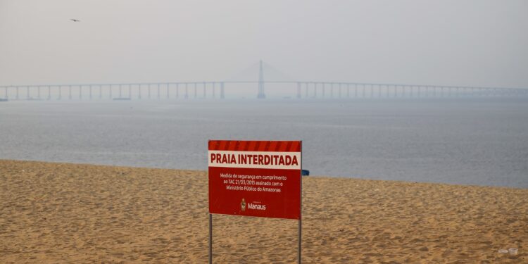 Praia da Ponta Negra permanece interditada pela Prefeitura de Manaus