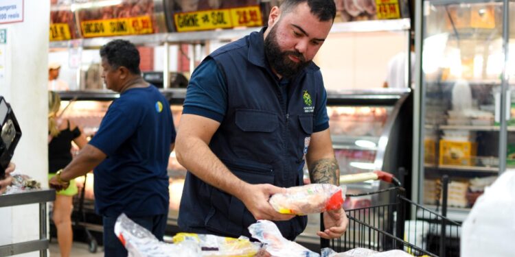 Fiscalização: Procon-AM apreende e descarta mais de 80 produtos impróprios para consumo em supermercado