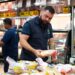 Fiscalização: Procon-AM apreende e descarta mais de 80 produtos impróprios para consumo em supermercado