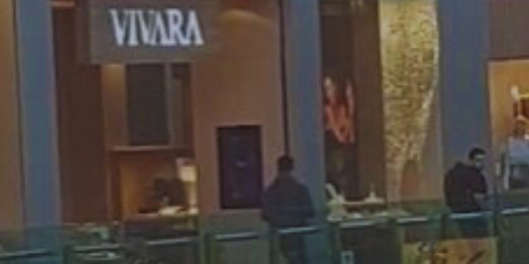 Vídeo: Bandidos assaltam joalheria; criminosos trocaram tiros dentro de shopping em Manaus