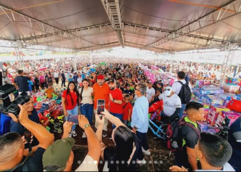 Prefeitura de Tefé distribui mais de 15 mil brinquedos na praia da Ponta Branca