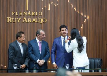 Prefeito de Parintins recebe Medalha Ruy Araújo na Assembleia Legislativa do Amazonas