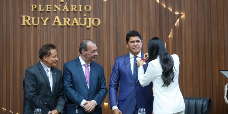 Prefeito de Parintins recebe Medalha Ruy Araújo na Assembleia Legislativa do Amazonas