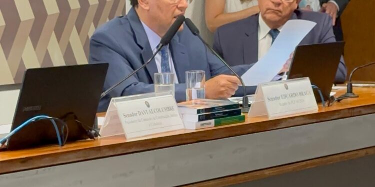 Braga faz leitura do relatório sobre regulamentação da Reforma Tributária