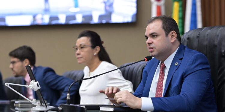 Presidente Roberto Cidade anuncia antecipação de pagamento do 13º salário dos servidores da Aleam