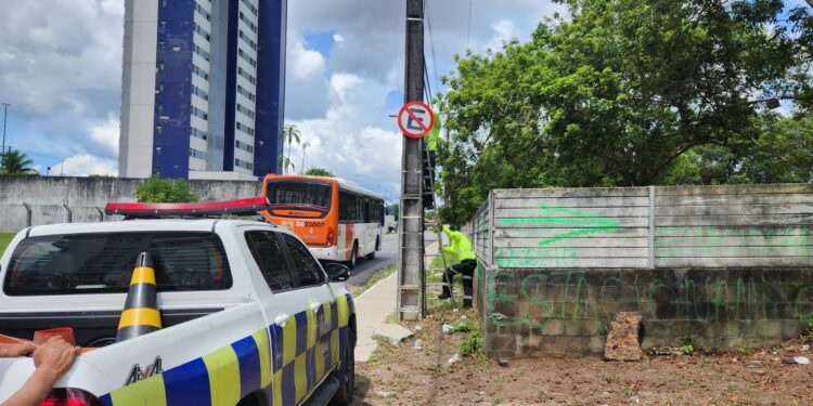 ‘Flanelinhas’ arrancam placas que regulamentam a proibição de estacionamento na Ponta Negra