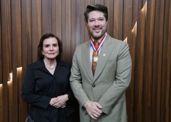 Vice-presidente do TCE-AM recebe Medalha do Mérito Legislativo