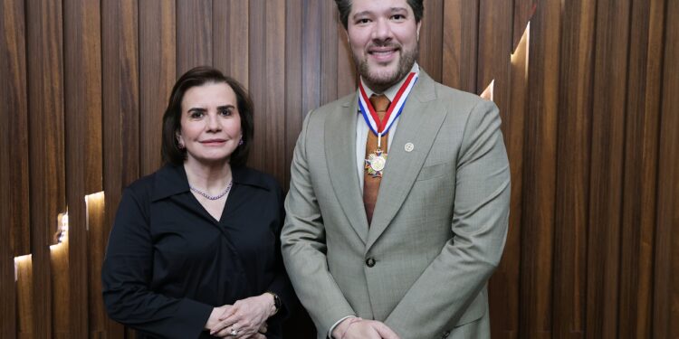 Vice-presidente do TCE-AM recebe Medalha do Mérito Legislativo