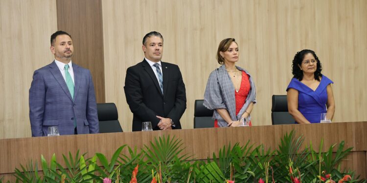 Conselheiro do TCE-AM prestigia cerimônia de entrega de medalha do Mérito Acadêmico na Esmam