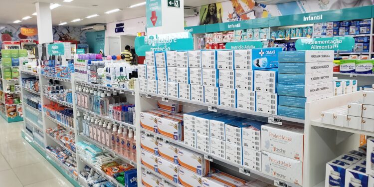 Busca por testes de covid-19 triplica em farmácias de Manaus