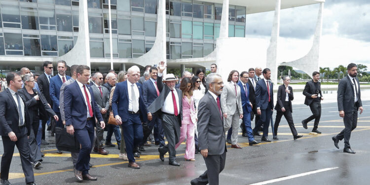 Lula: “Democracia venceu e ainda estamos aqui”