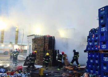 Vídeo: Bombeiros combatem incêndio de grande proporção na Ambev em Manaus