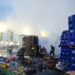 Vídeo: Bombeiros combatem incêndio de grande proporção na Ambev em Manaus