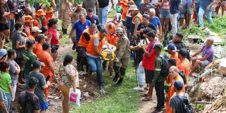 Pai e filha morrem em deslizamento de terra na zona centro-oeste de Manaus