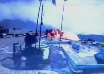 Vídeo: Avião explode em Ubatuba e para na praia após ultrapassar pista do aeroporto