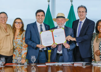 Presidente Lula sanciona lei que restringe uso de celular em escolas