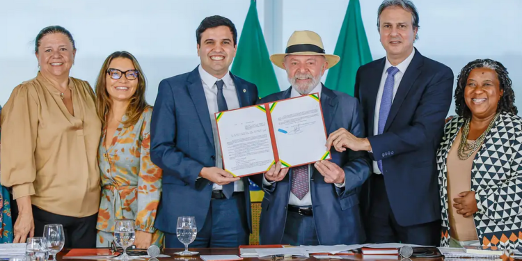 Presidente Lula sanciona lei que restringe uso de celular em escolas