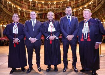 Em posse do novo presidente do TJAM, Roberto Cidade convoca poderes para combater as fakes news