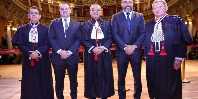 Em posse do novo presidente do TJAM, Roberto Cidade convoca poderes para combater as fakes news