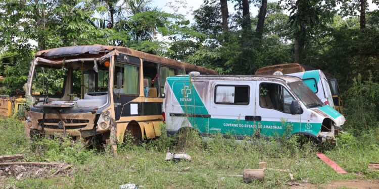 Gestão de Simão Peixoto abandonou Prefeitura de Borba, denuncia parlamentar, que encontrou desmanche de carros oficiais