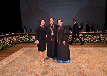Conselheira-presidente do TCE-AM participa de posse inédita da Presidência do TRE-AM