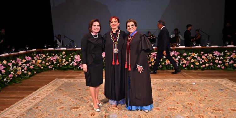 Conselheira-presidente do TCE-AM participa de posse inédita da Presidência do TRE-AM