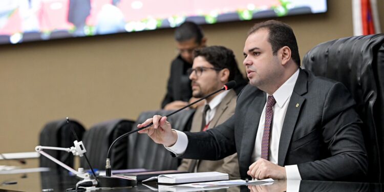 Cidade destaca iniciativa da polícia que segue diretrizes propostas por lei de sua autoria na proteção de crianças e adolescentes