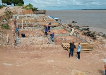 Prefeito de Parintins acompanha andamento de obras do muro de contenção