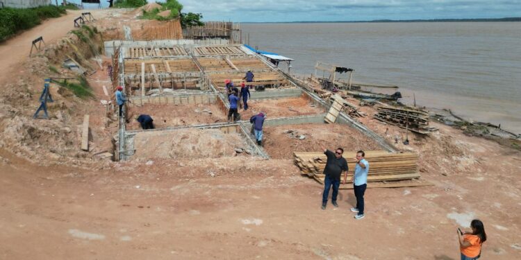 Prefeito de Parintins acompanha andamento de obras do muro de contenção