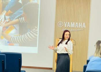 Saúde emocional no ambiente de trabalho: psicóloga mentora de carreira explica os desafios atuais e iniciativas legais no Brasil