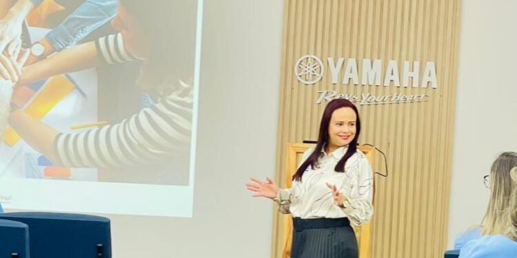 Saúde emocional no ambiente de trabalho: psicóloga mentora de carreira explica os desafios atuais e iniciativas legais no Brasil