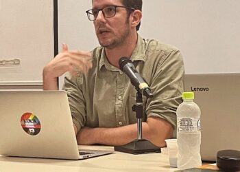 Theo Fellows questiona ‘Existe uma filosofia Amazônica?’, em ‘Roda de Conversa’, na Valer Teatro