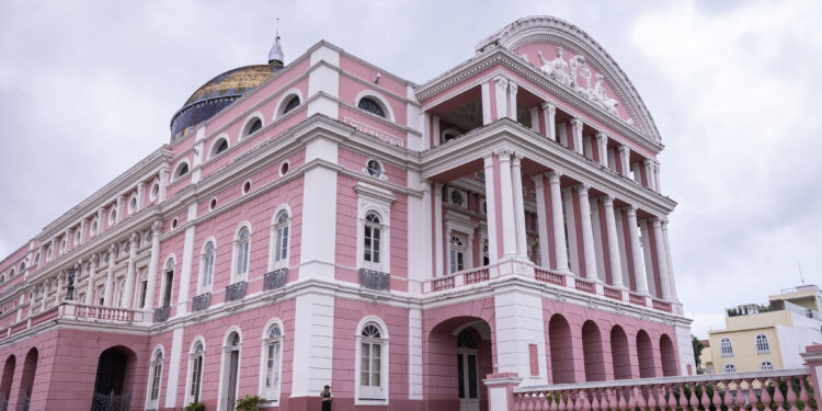 Descubra o encanto dos espaços culturais no entorno do Largo de São Sebastião em apenas alguns passos